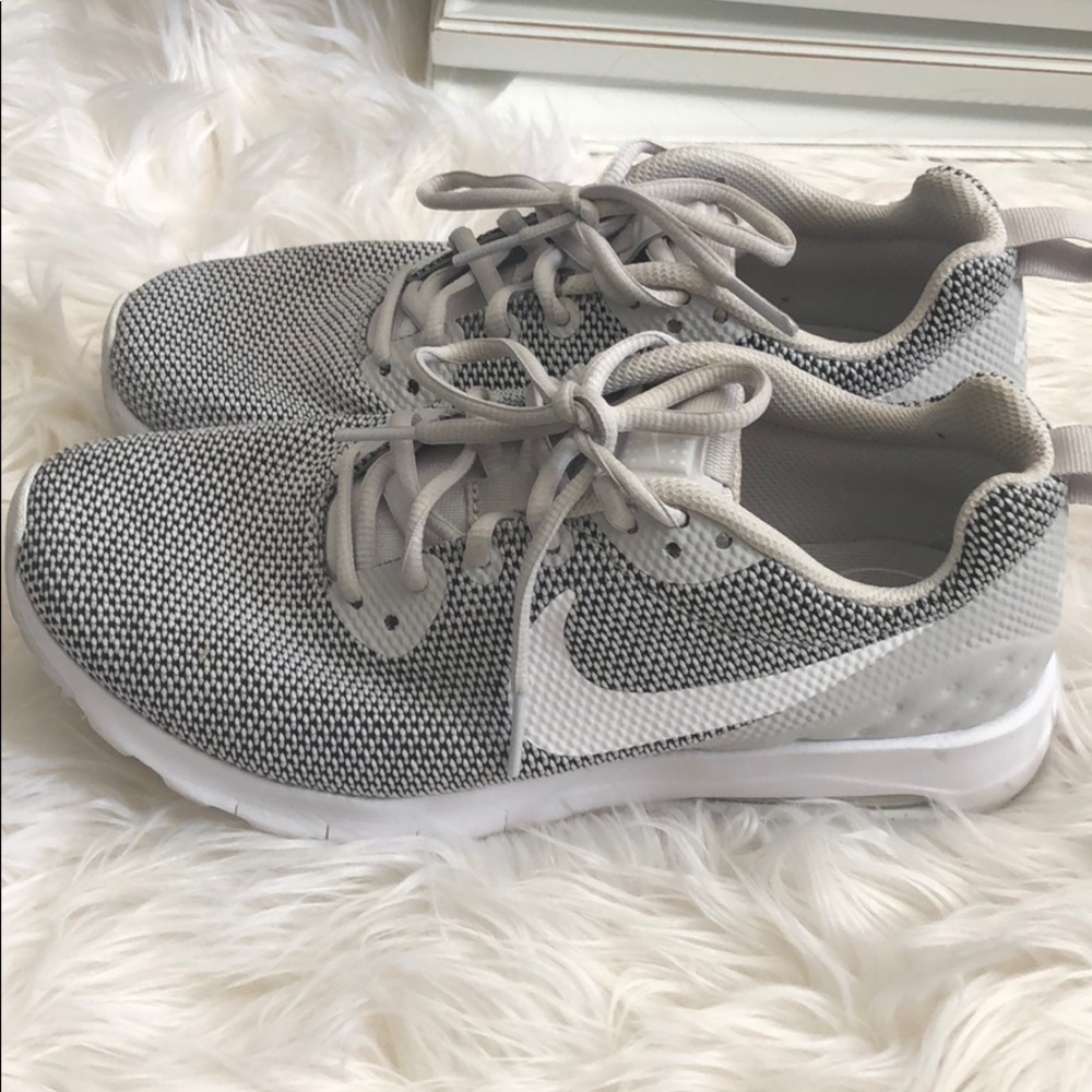 Size 8 white nike air women’s shoes